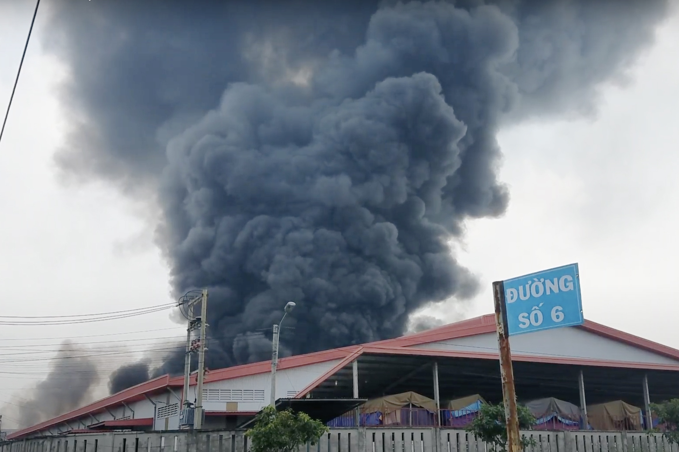 Chay lon trong khu cong nghiep o Long An hinh anh