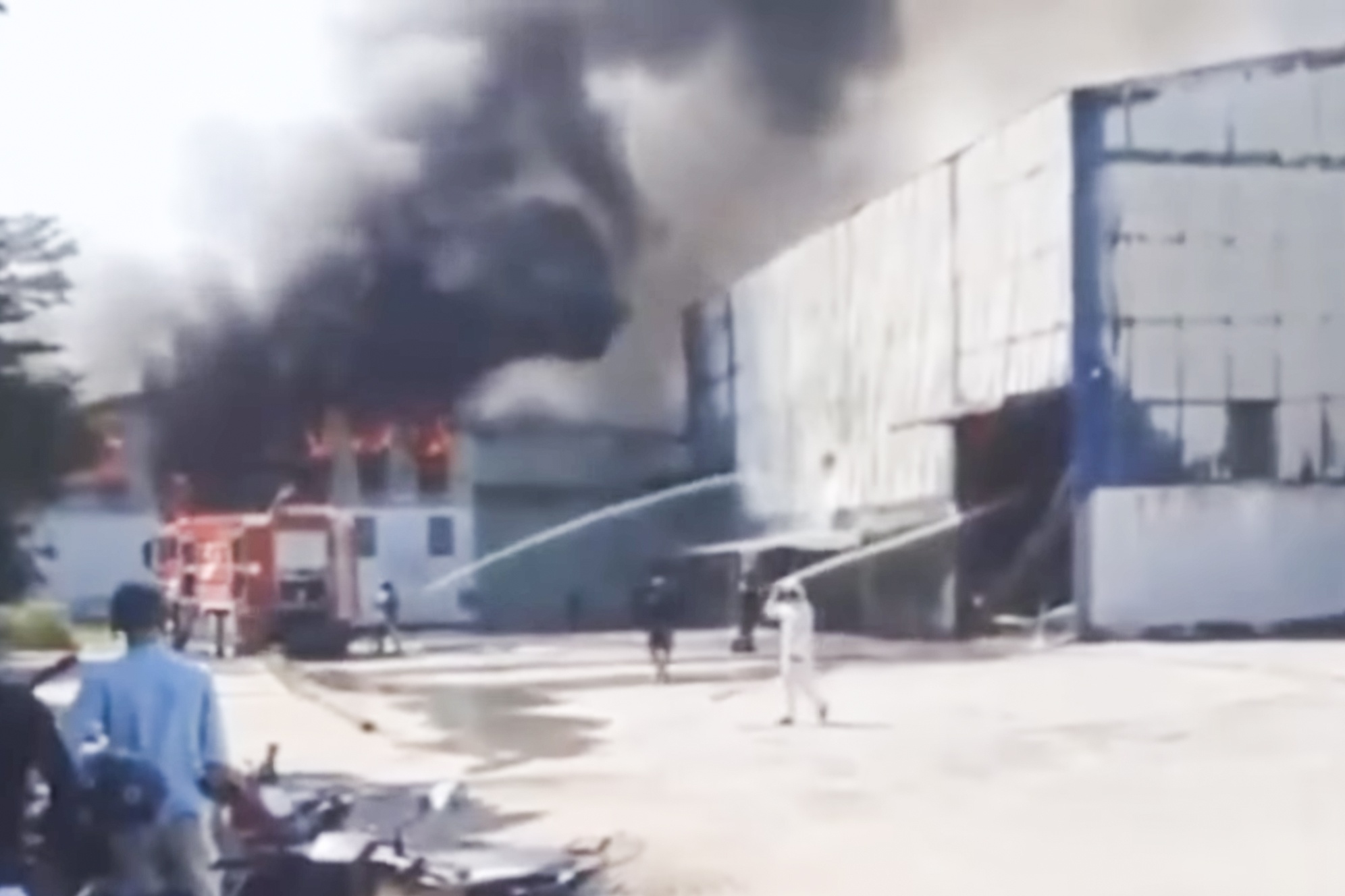 chay nha xuong anh 1