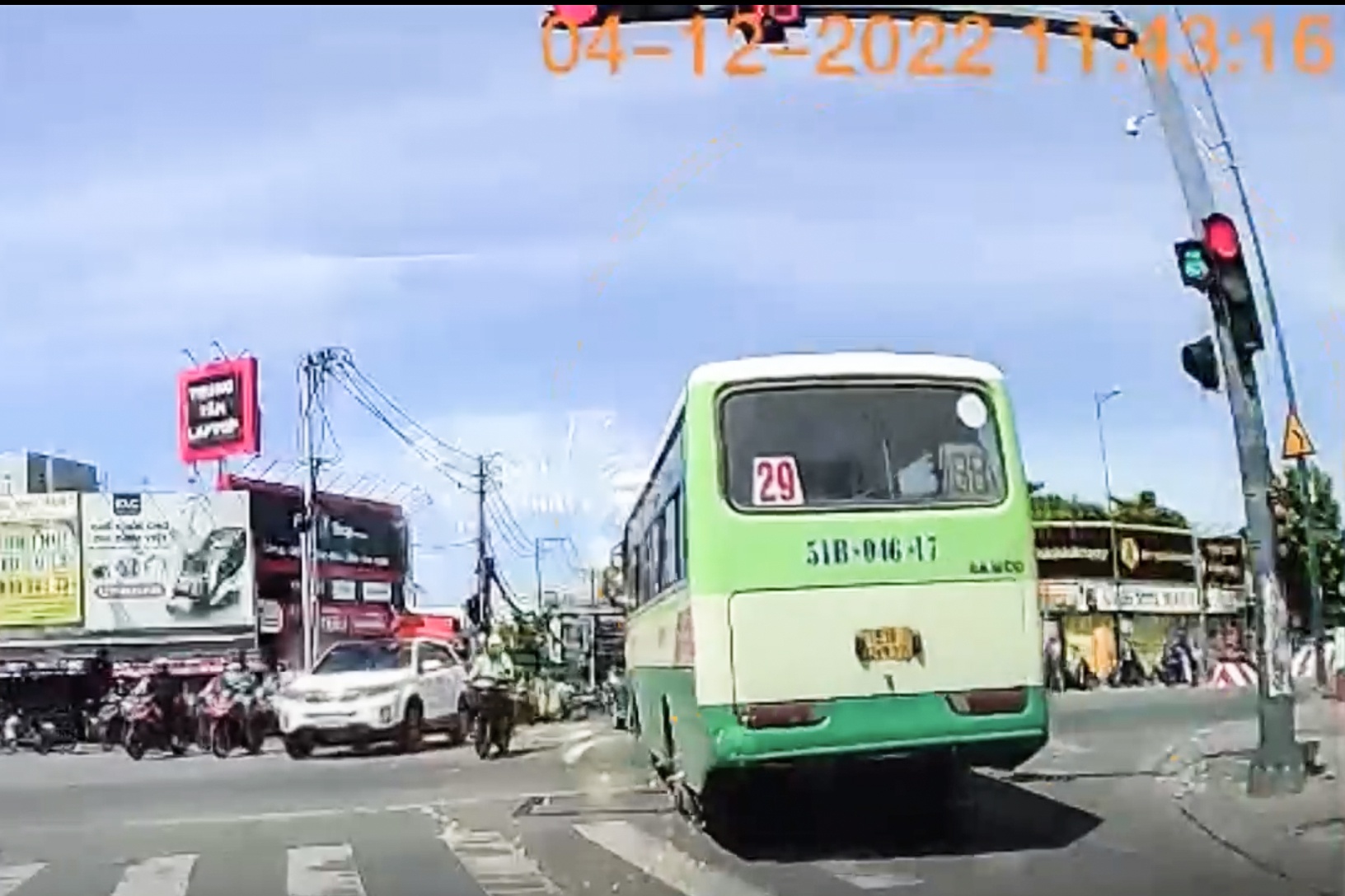 Tai xe lai xe buyt vuot den do o TP.HCM bi xu phat 5 trieu dong hinh anh