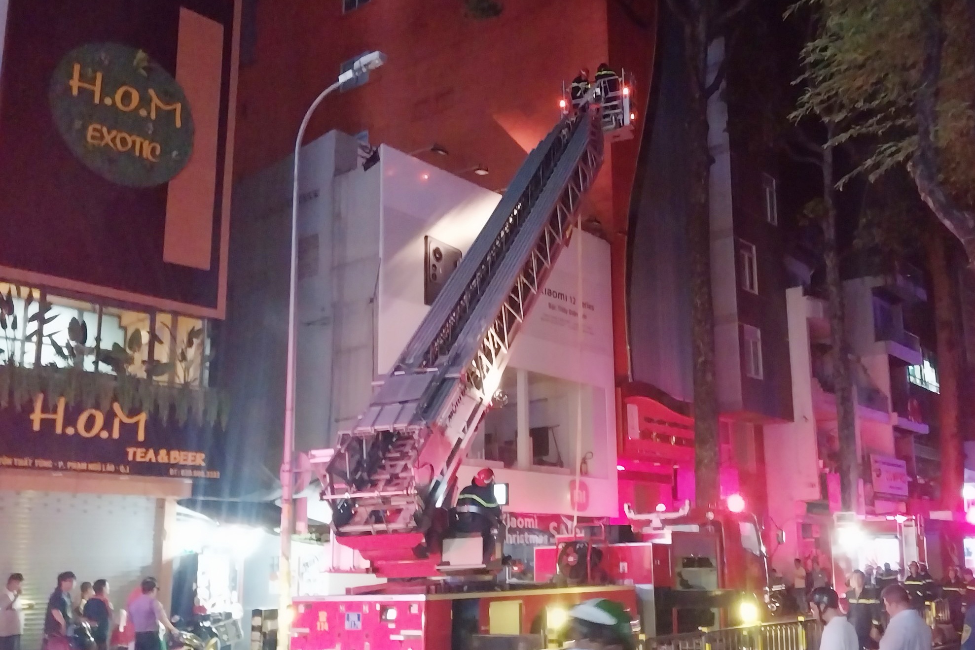 No lon tren san thuong cua hang dien thoai o trung tam TP.HCM hinh anh