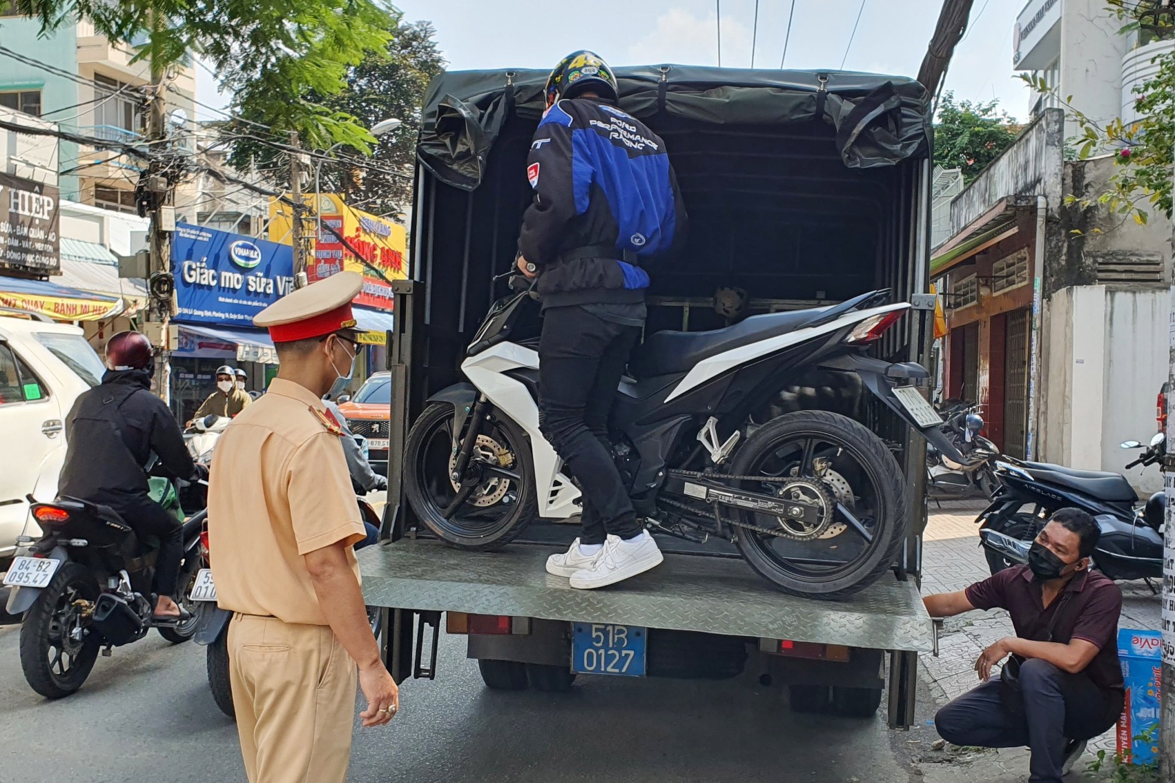 Hang chuc xe may khong giay to trong toa nha o TP.HCM hinh anh