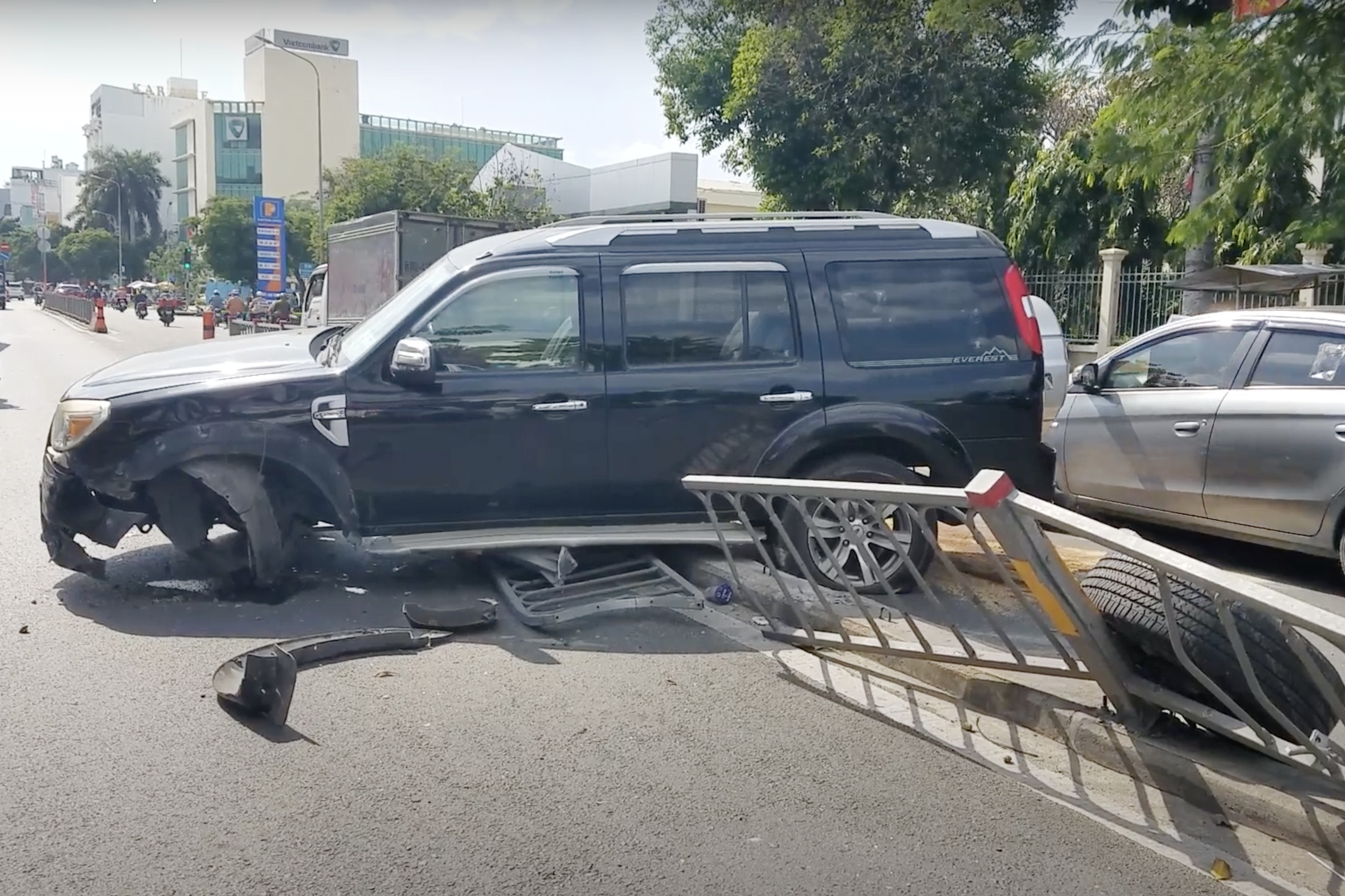 Ford Everest rung banh khi tong dai phan cach o TP.HCM hinh anh