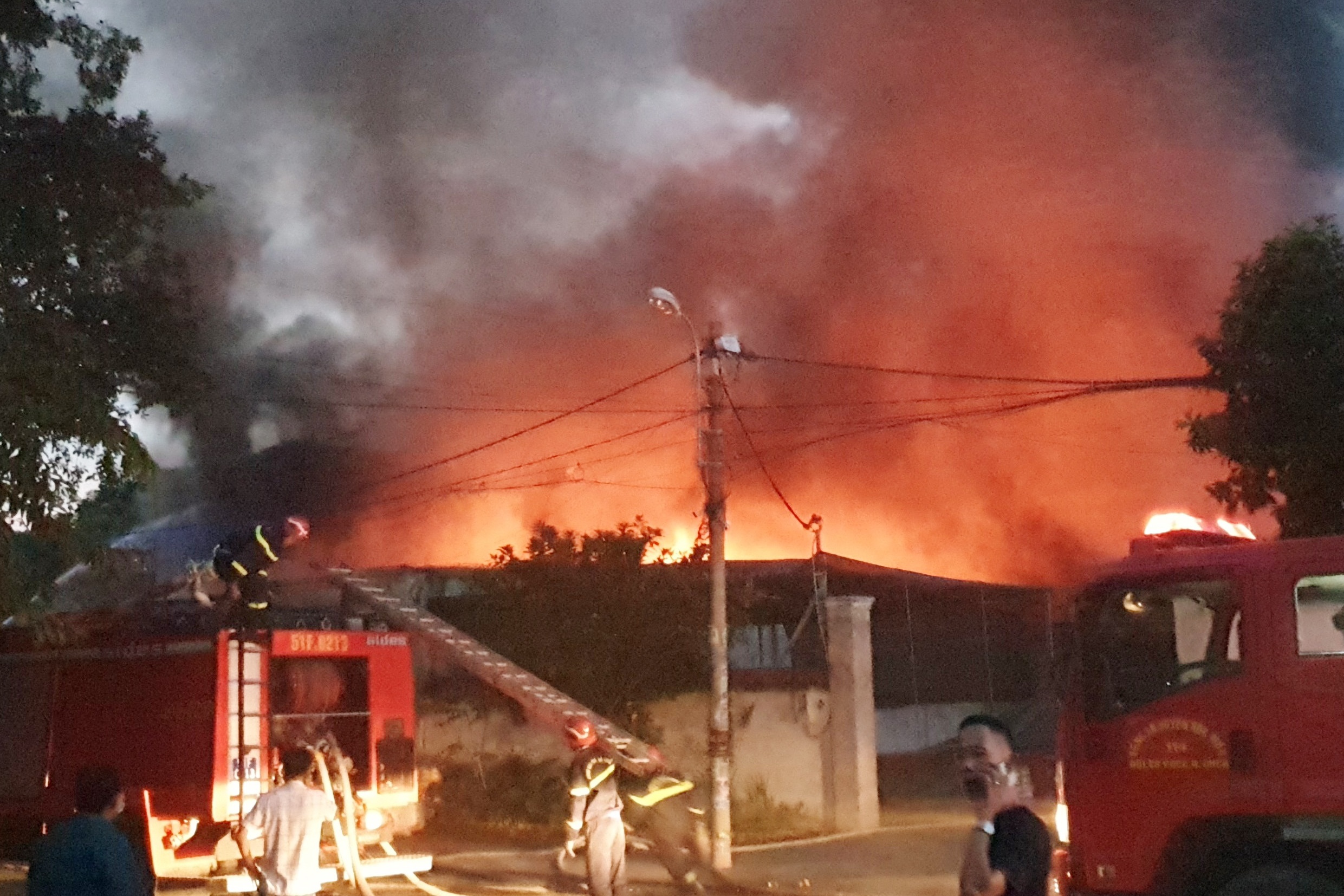 Nha kho giua khu dan cu o TP.HCM boc chay ngun ngut hinh anh