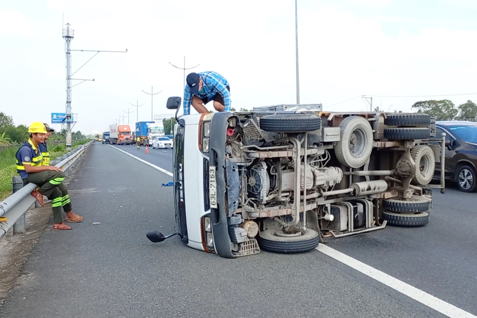 Xe tai lat chan ngang cao toc TP.HCM - Trung Luong hinh anh