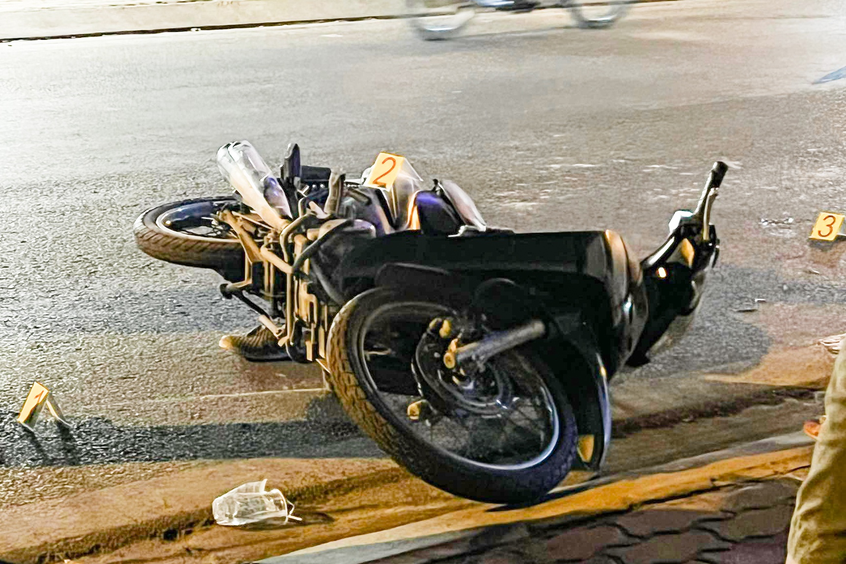 Hai cha con thuong vong khi va cham xe khach o TP Thu Duc hinh anh