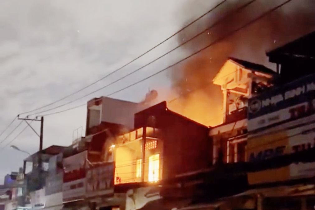 Nha 3 tang o TP.HCM chay lon sau tieng no hinh anh