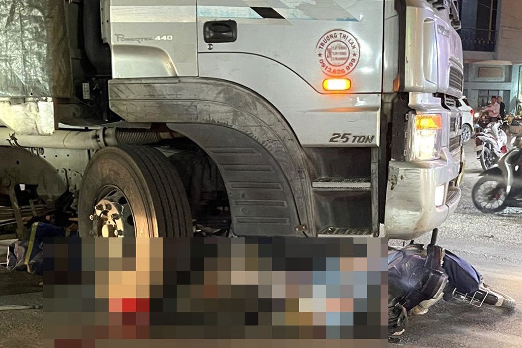 Nguoi phu nu bi xe tai can tu vong hinh anh