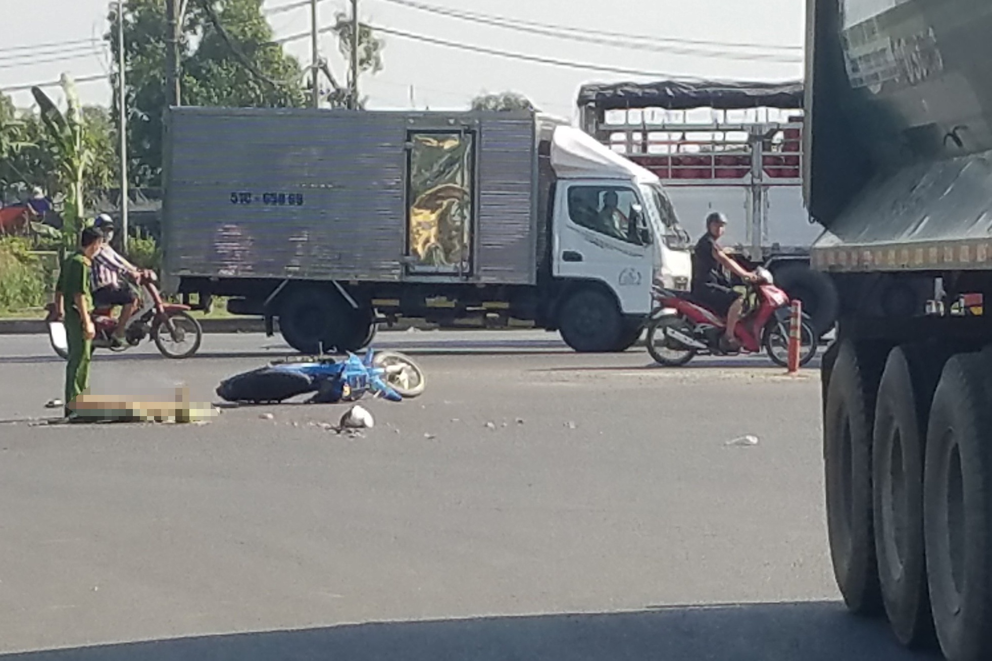 Nam thanh nien thiet mang sau va cham voi xe dau keo o TP.HCM hinh anh