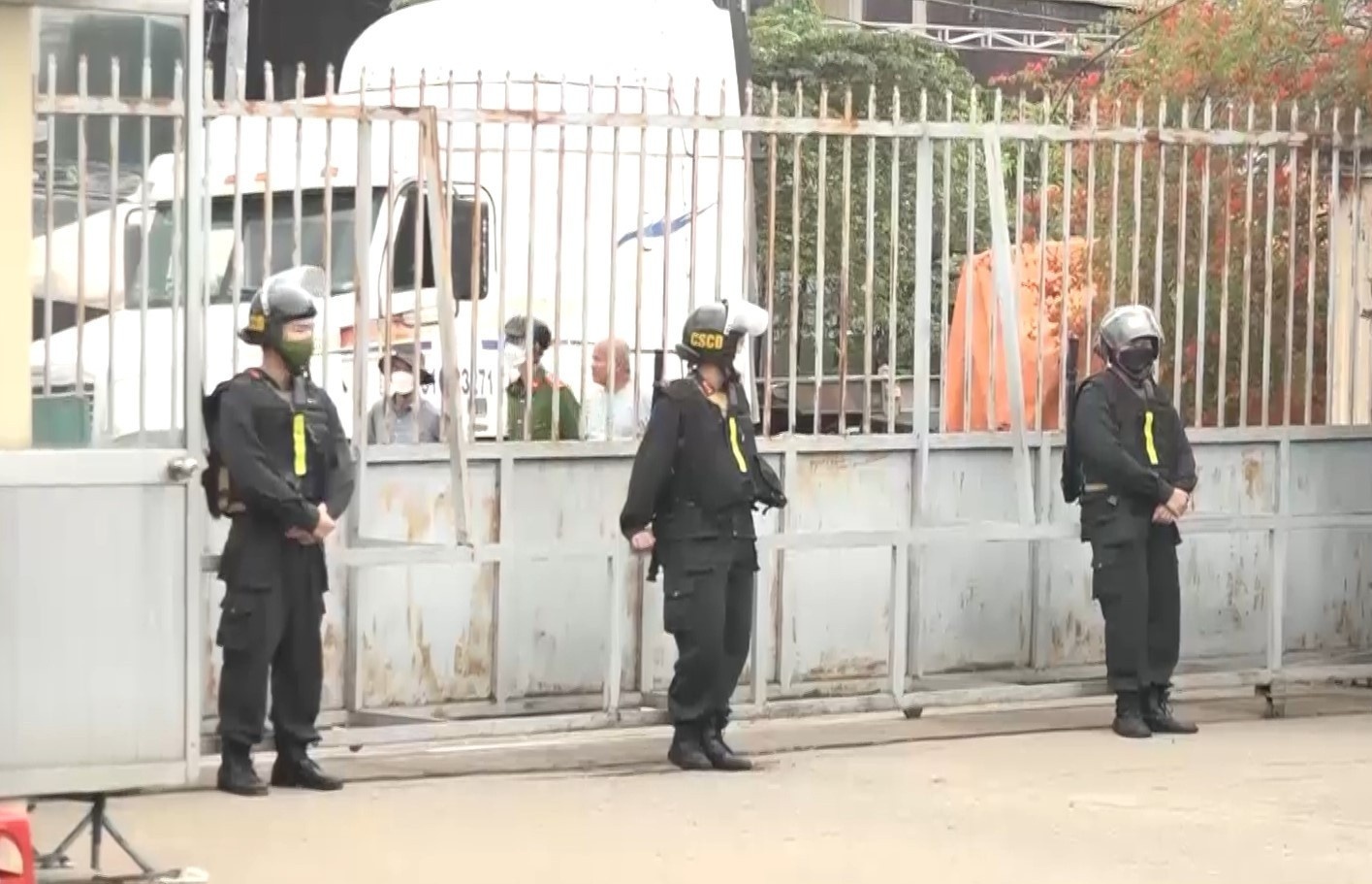 Them hai trung tam dang kiem o TP.HCM bi dinh chi hinh anh