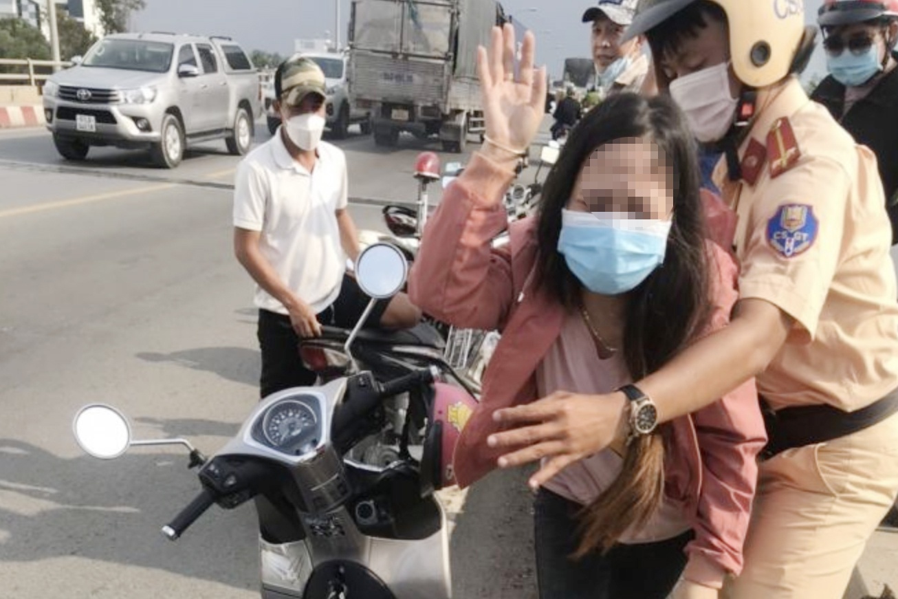 CSGT TP.HCM cuu co gai dinh nhay song Sai Gon hinh anh