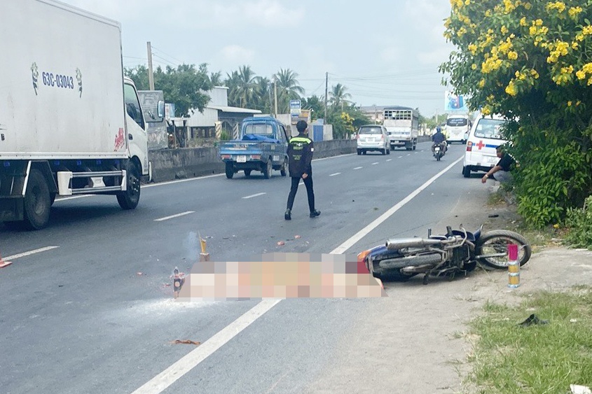 Nguoi dan ong bi xe dau keo can tu vong tren quoc lo hinh anh