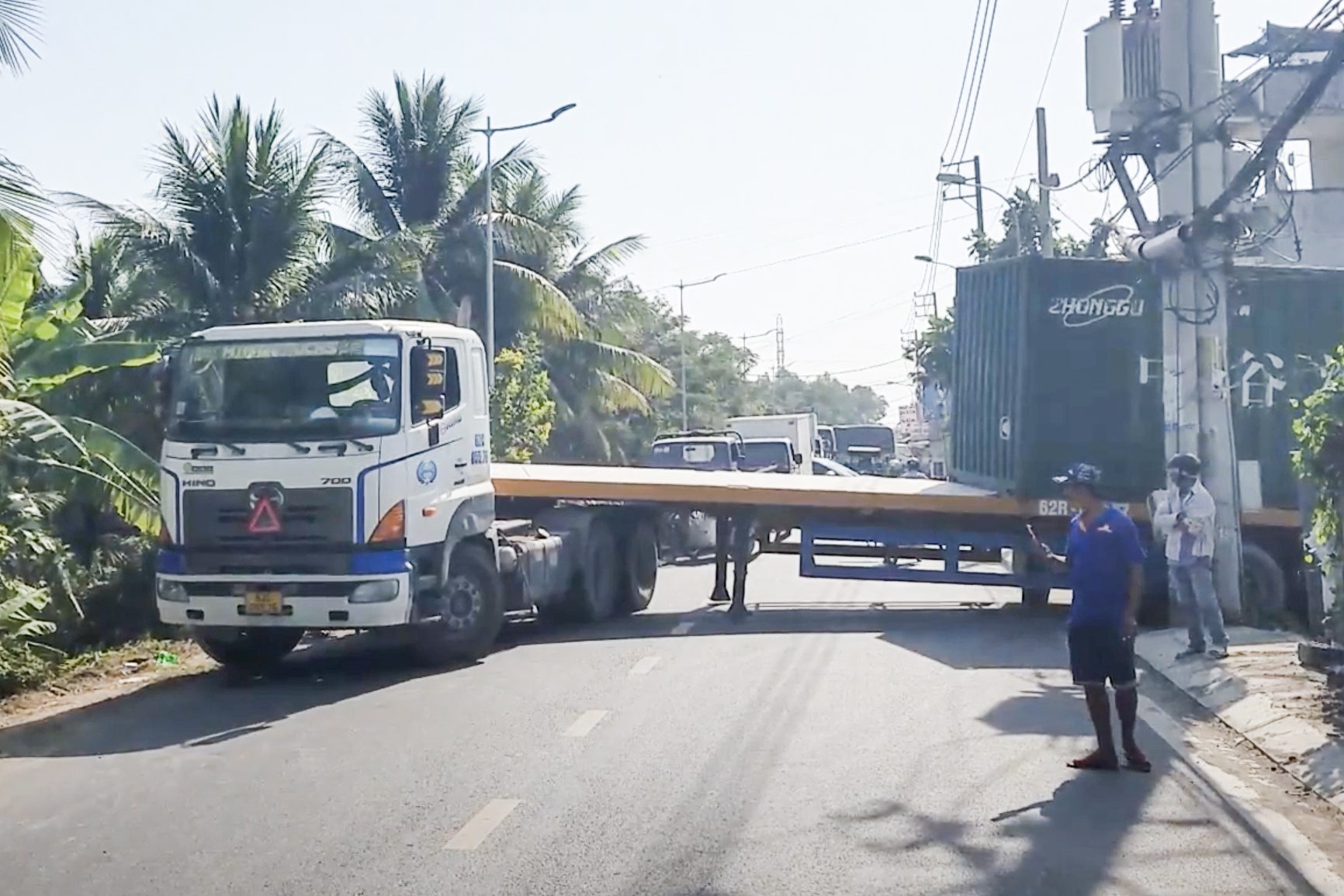 Xe container mac ket khi vao hem, giao thong un tac o TP.HCM hinh anh