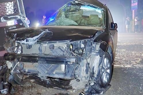 Xe hoi lao vao cong nha dan, 2 nguoi thiet mang hinh anh