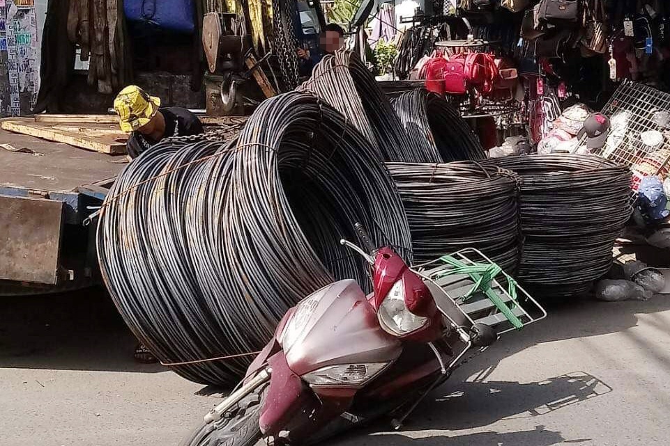 Cuon sat roi de xe may, nguoi phu nu thoat chet o TP.HCM hinh anh