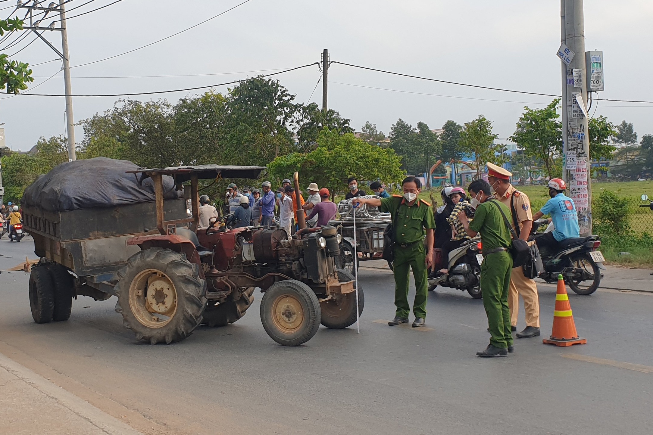 Nguoi dan ong thiet mang khi va cham xe may cay o TP.HCM hinh anh