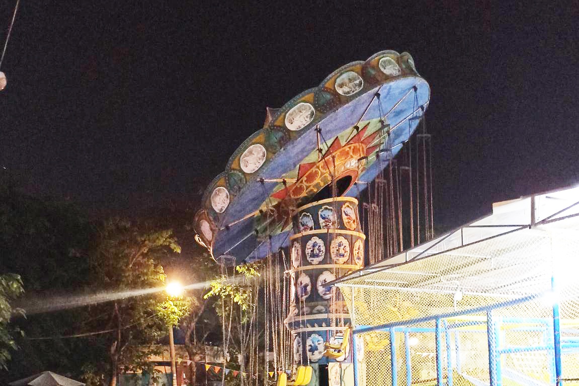 Du quay o TP.HCM bat ngo bi nghieng, nhieu tre khoc thet vi hoang hinh anh