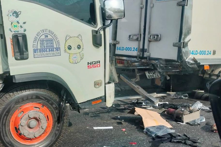 Hai xe tai va cham tren cao toc, mot nguoi nhap vien cap cuu hinh anh