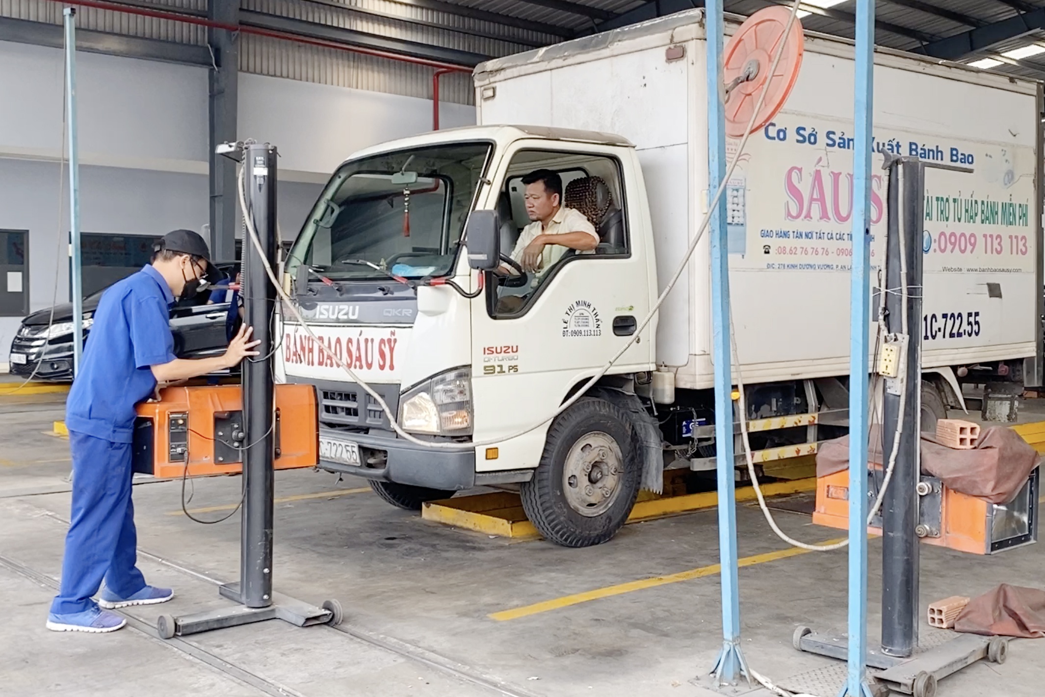 Tai xe o TP.HCM xep hang ca ngay de kiem dinh oto hinh anh