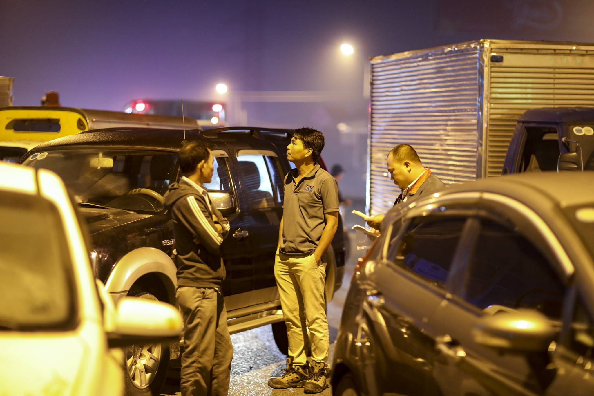 Tai xe o TP.HCM mang oto xuong Long An, xep hang tu dem cho dang kiem hinh anh