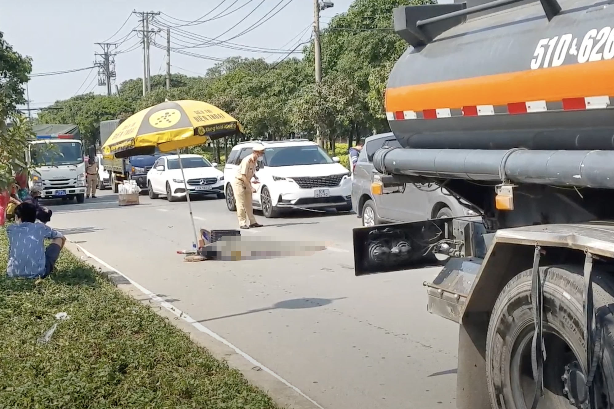 Di bo qua duong, cu ba o TP.HCM bi xe bon can tu vong hinh anh