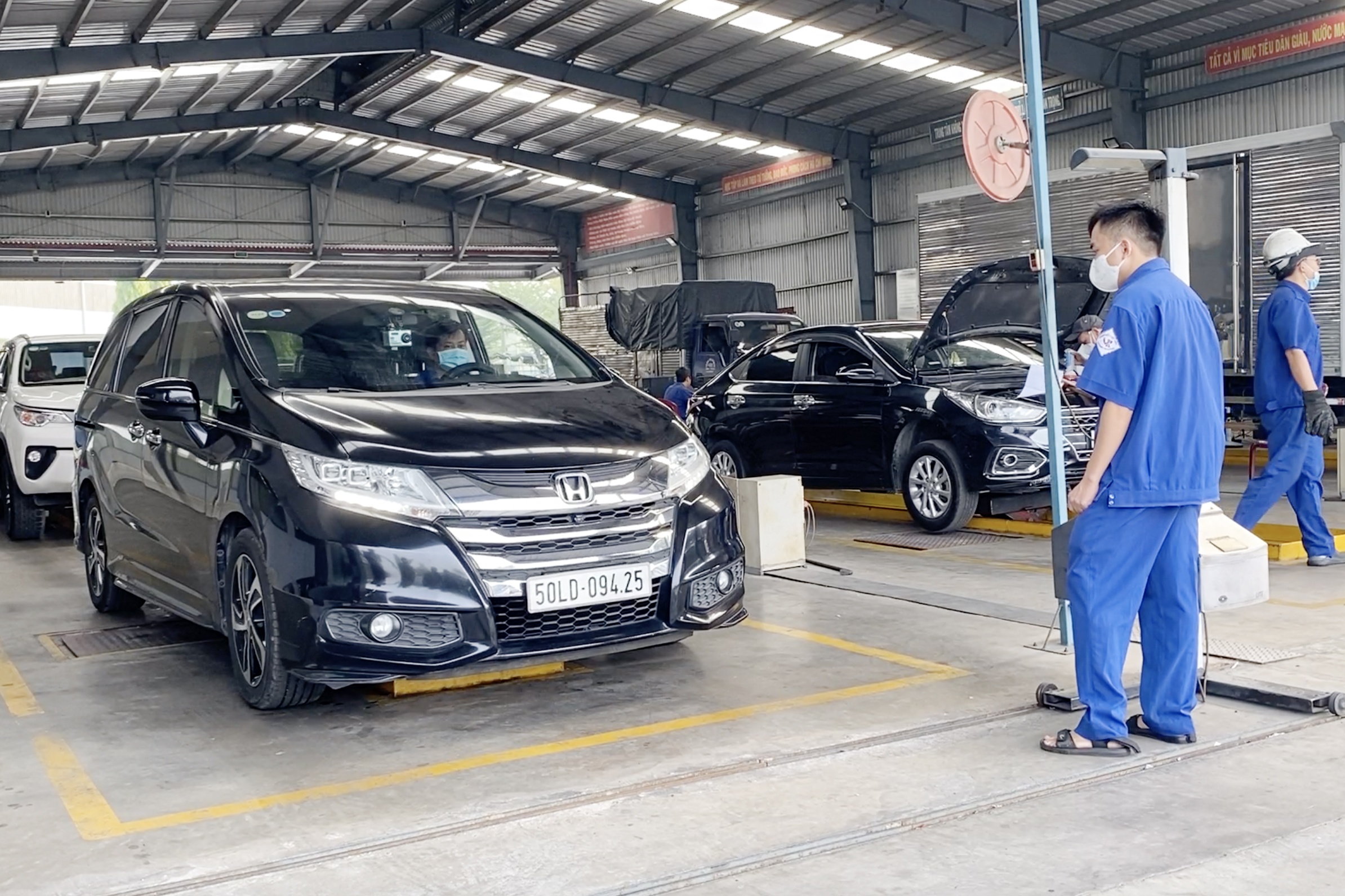 Mot tuan chat vat vi loat trung tam dang kiem lan luot bi dinh chi hinh anh