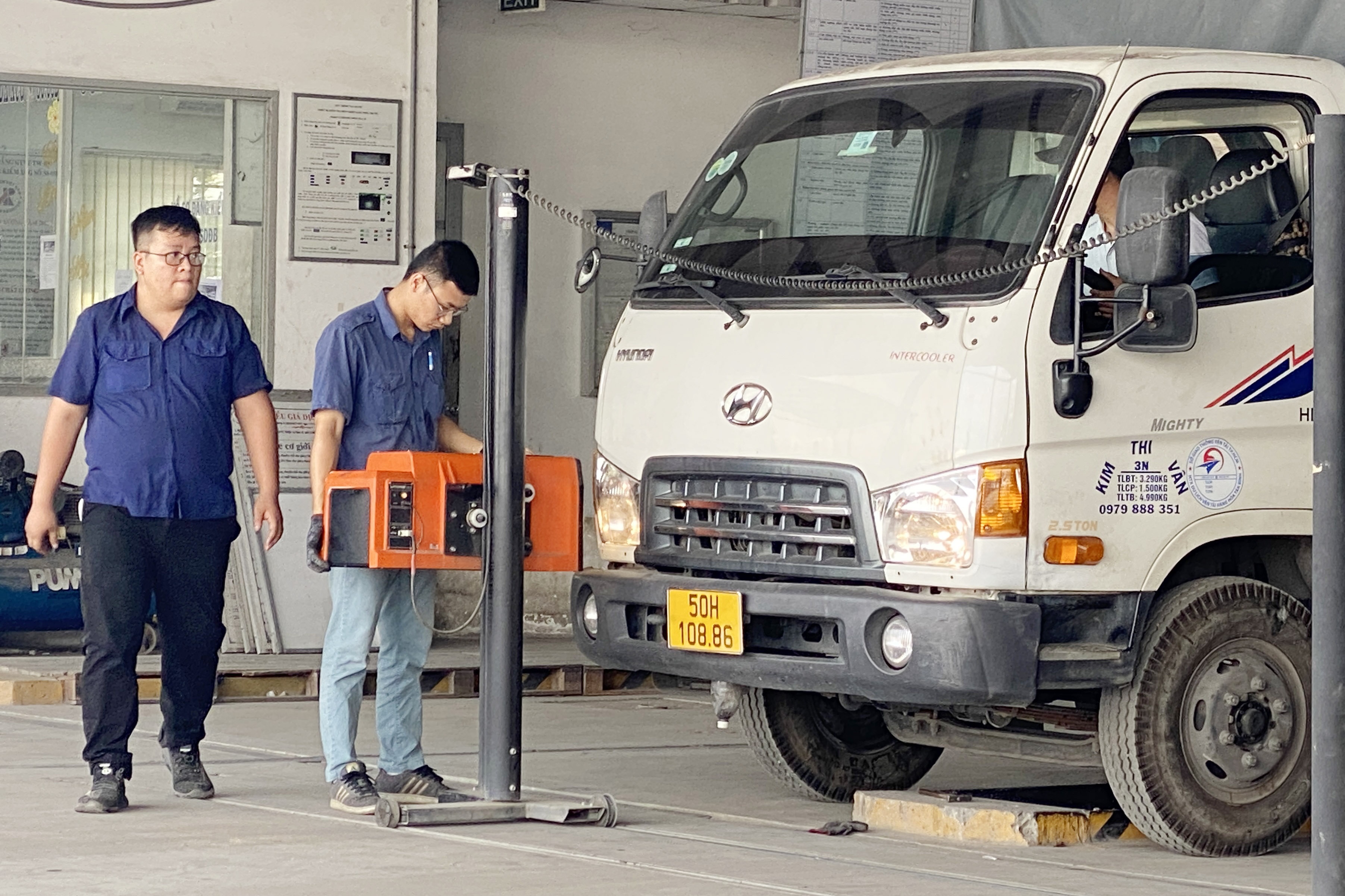 Tai xe o TP.HCM so dang kiem oto vi cho doi qua lau hinh anh