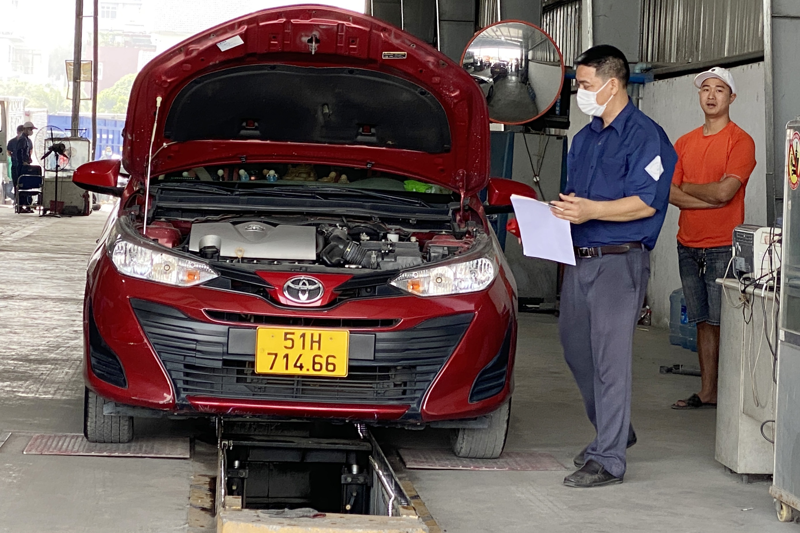 Tai xe o TP.HCM than troi vi xep hang dang kiem nhieu ngay hinh anh