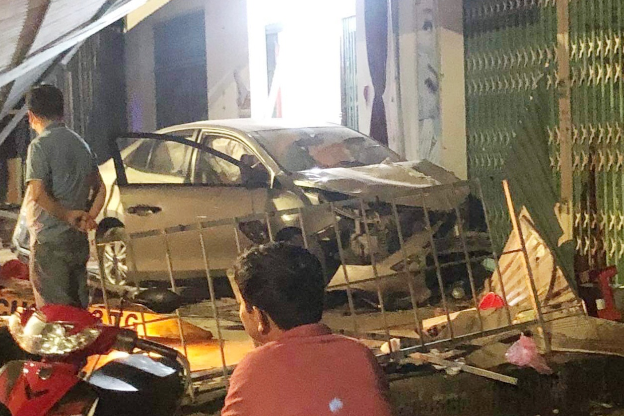 Oto mat lai tong vao nha dan tren tinh lo hinh anh