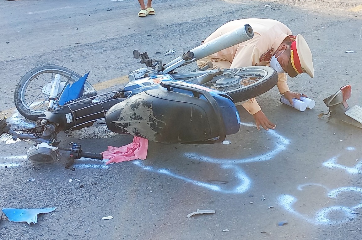 Hai nguoi thuong vong khi va cham oto 7 cho tren tinh lo hinh anh