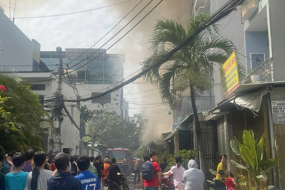 Chay nha trong hem o TP.HCM, nhieu nguoi thao chay hinh anh