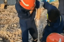 Khoanh khac cuu be gai 5 tuoi khoi ho ep coc sau 15 m o Dong Nai hinh anh