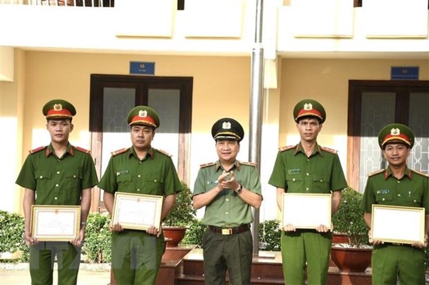 Khen thuong vu giai cuu be gai 5 tuoi roi xuong ho coc ep sau 15 m hinh anh