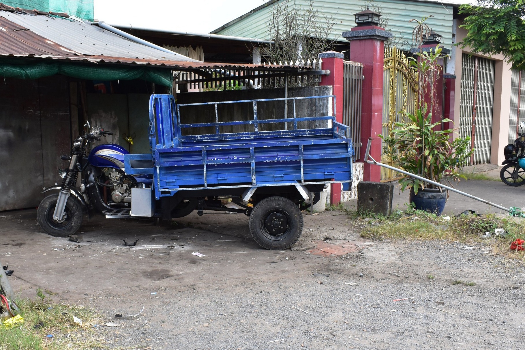 Xe ba gac mat lai tren quoc lo 1, tai xe thiet mang hinh anh