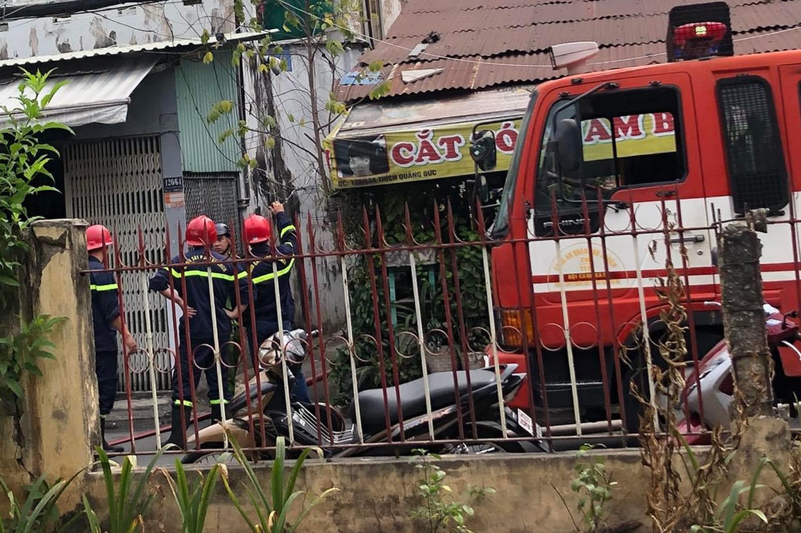 Cuu nguoi phu nu thoat khoi can nha boc chay o TP.HCM hinh anh