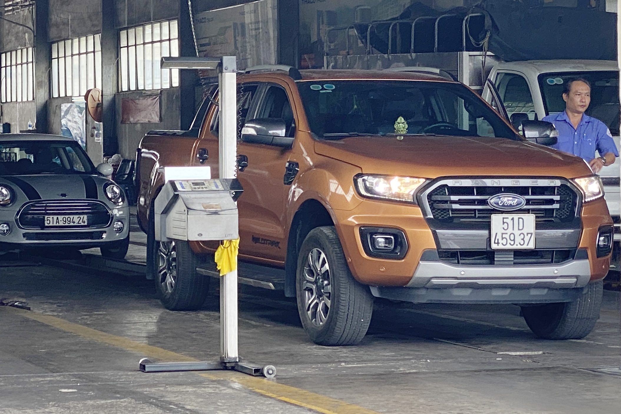 Phat phieu hen, trung tam dang kiem o TP.HCM het canh xe xep hang cho hinh anh