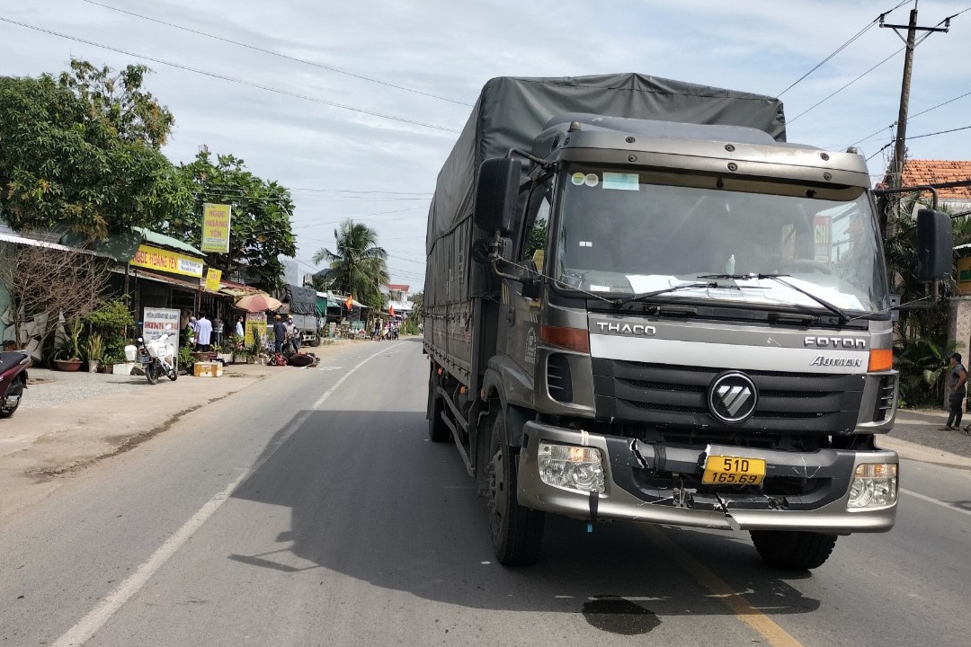 Nguoi phu nu bi xe tai can tu vong tren quoc lo 50 hinh anh