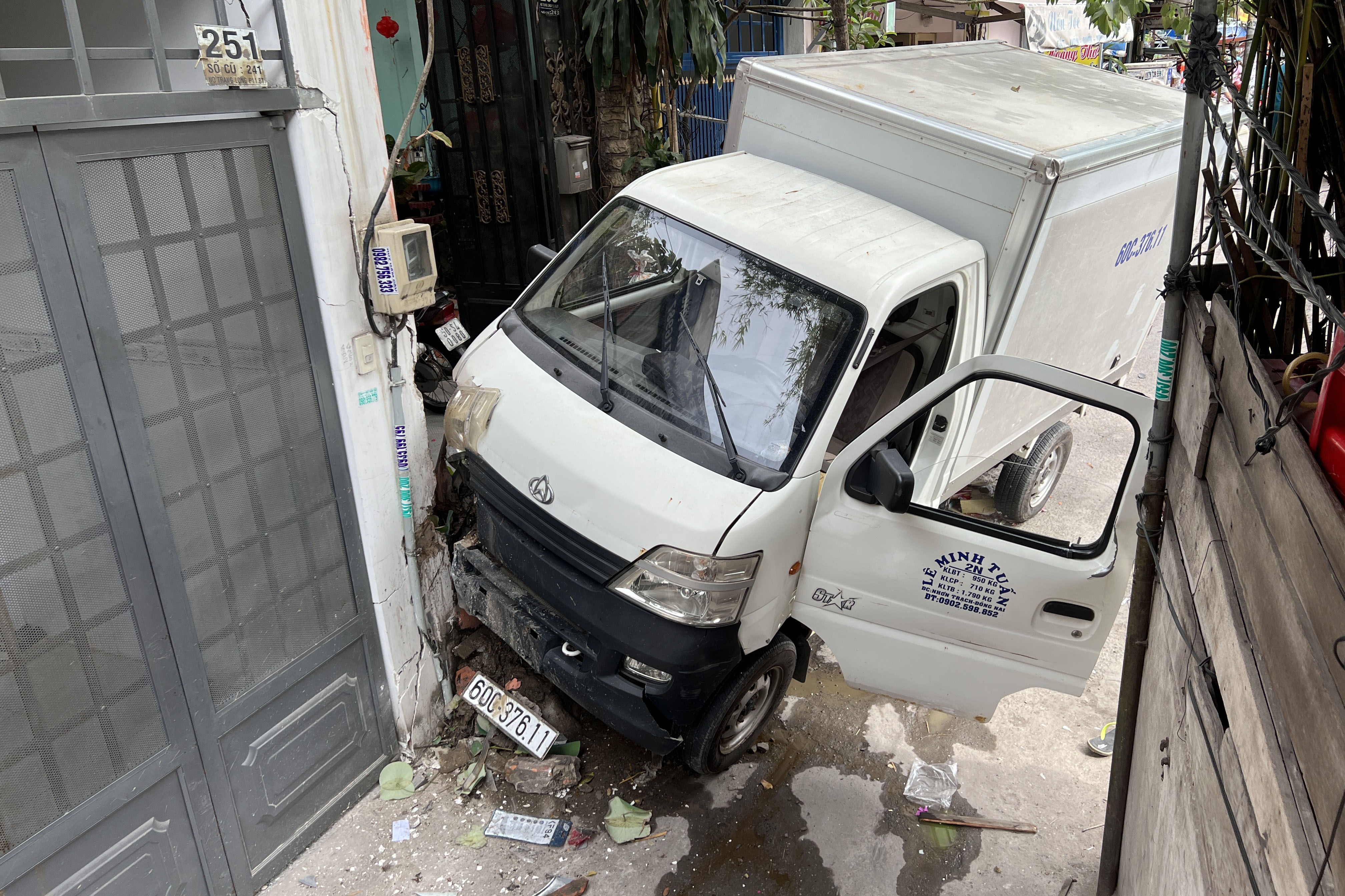 Tai xe lai oto tai tong xe canh sat roi lao vao nha dan o TP.HCM hinh anh