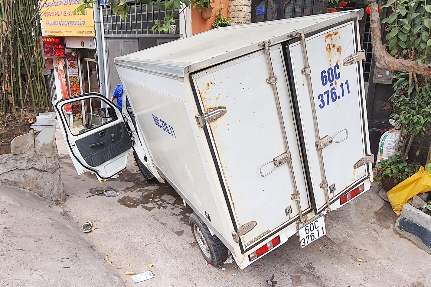 Phat hien xe may bi trom trong thung oto tai tong canh sat o TP.HCM hinh anh