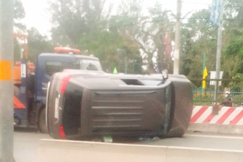 Oto 7 cho lat ngang tren quoc lo 1 hinh anh