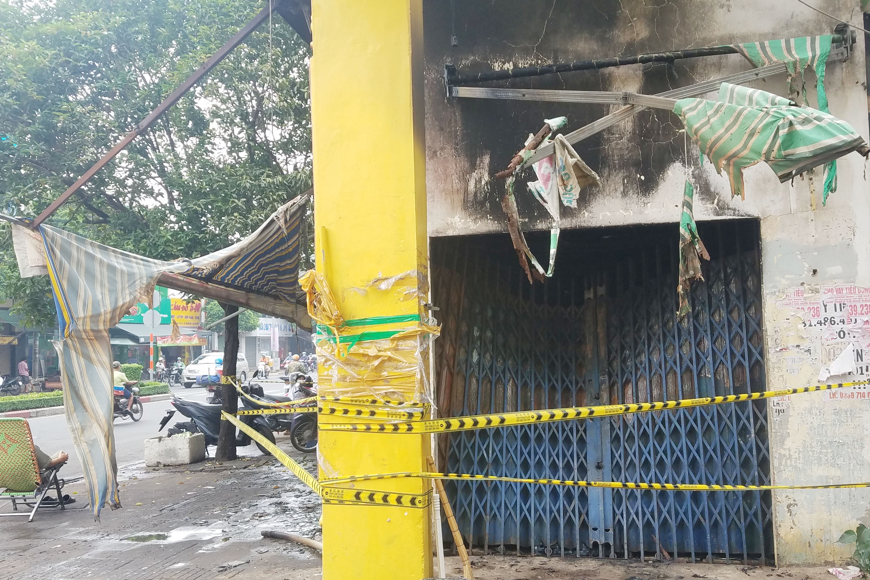 Tiem sua xe o TP.HCM boc chay, nguoi dan khong the pha cua dap lua hinh anh