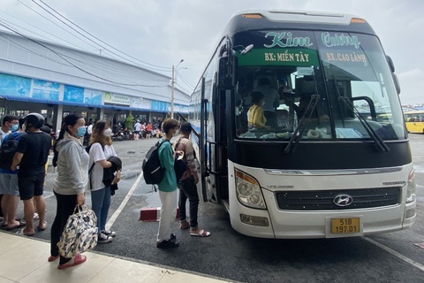 Nguoi dan ve que don Tet som, ben xe o TP.HCM nhon nhip hinh anh