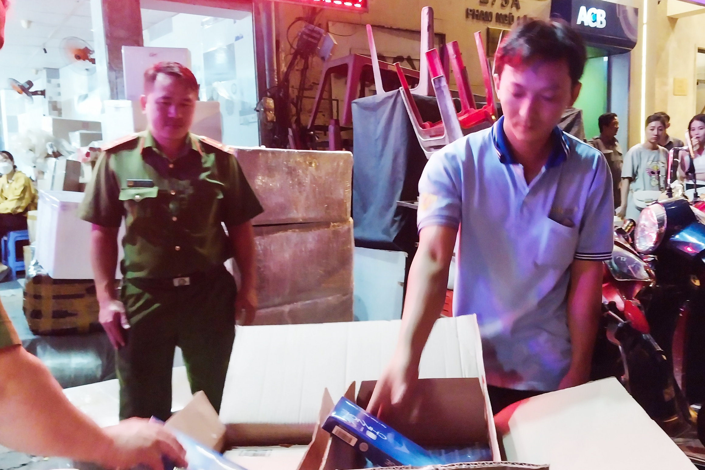 Hang xe khach o TP.HCM chua hang tram cay thuoc la, nghi nhap lau hinh anh