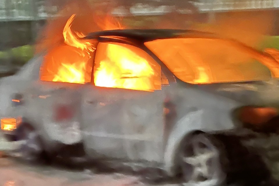 Oto con boc chay ngun ngut tren quoc lo 50 hinh anh