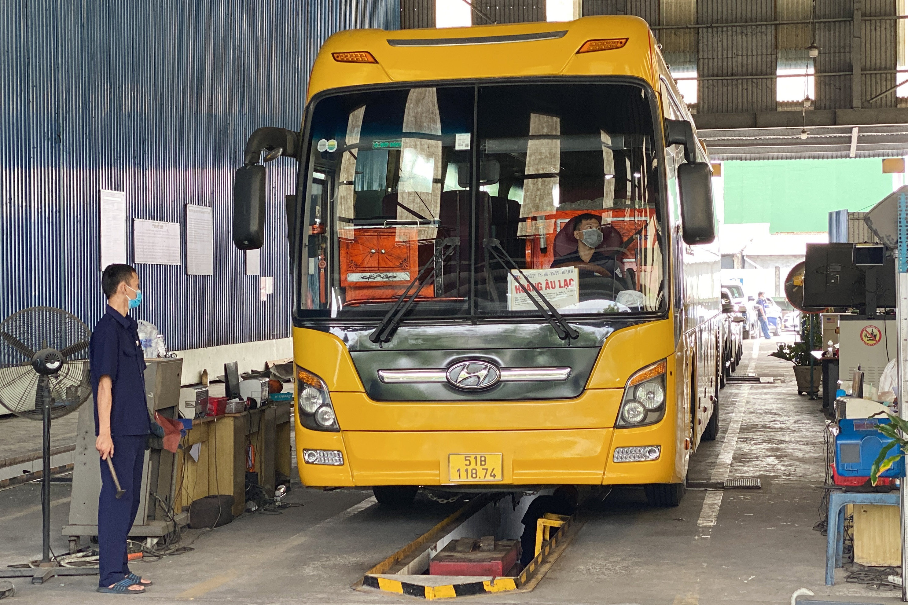 Tai xe o TP.HCM doi 10 ngay moi duoc dang kiem xe hinh anh