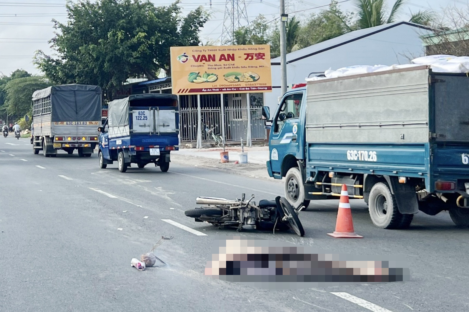 Nguoi dan ong thiet mang sau va cham xe tai tren quoc lo 1 hinh anh