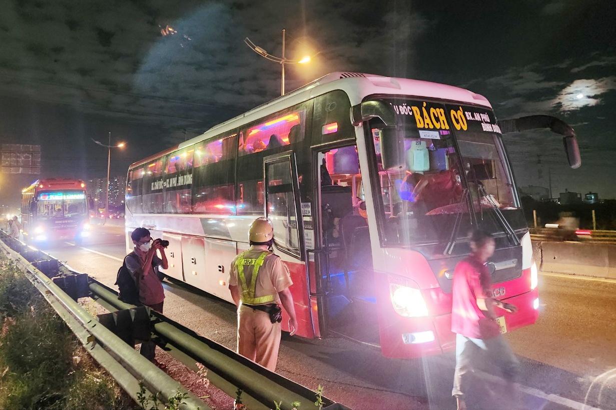 xu phat xe khach anh 1