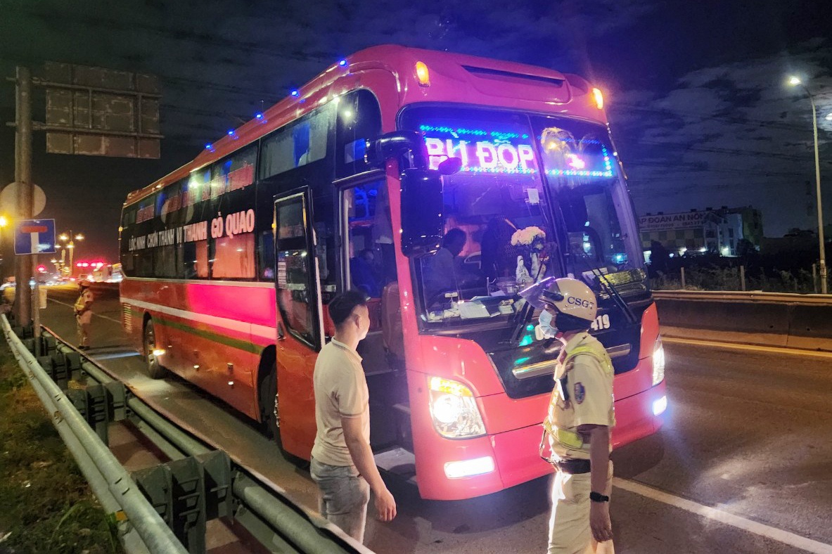 Nhieu xe khach di sai lo trinh o TP.HCM bi CSGT xu phat hinh anh