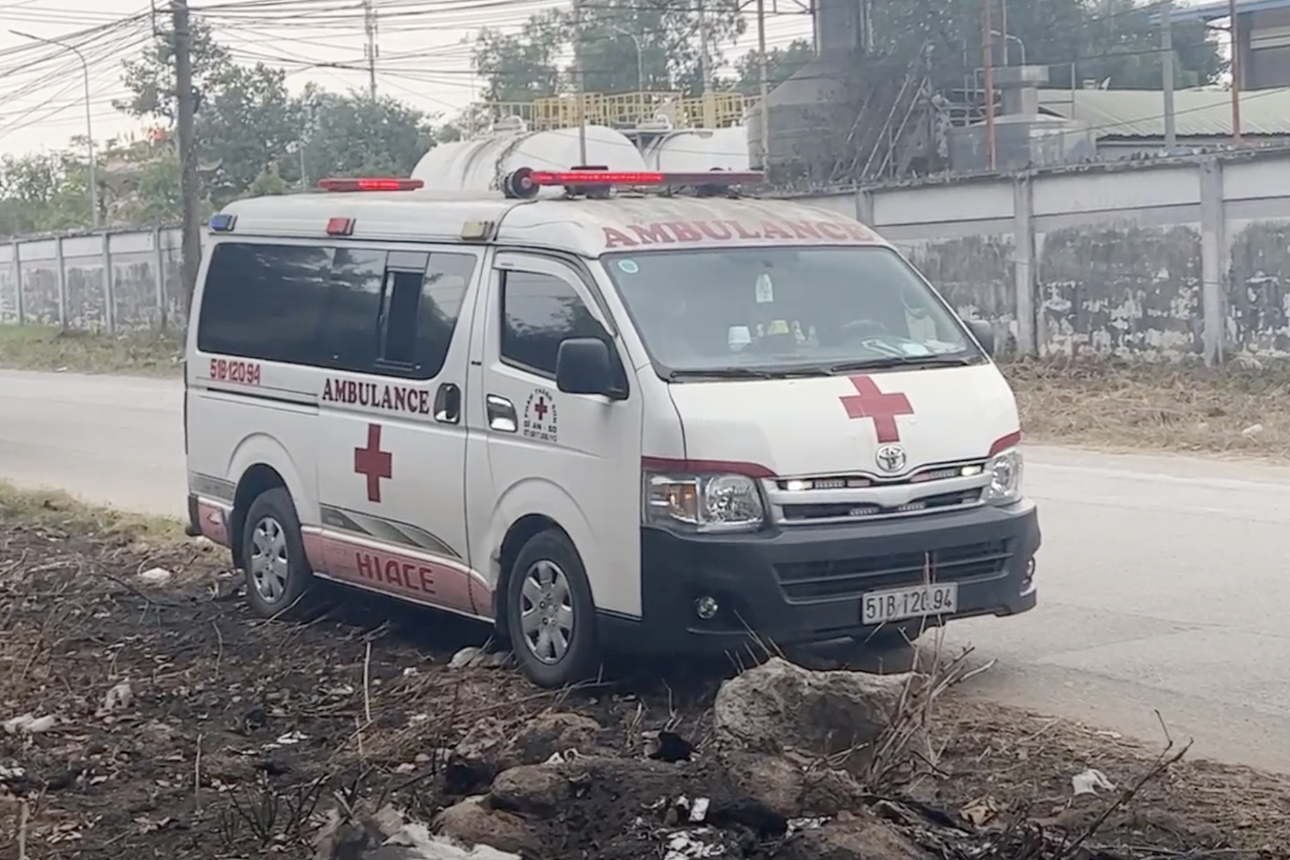 Nguoi dan ong tu vong trong tu the treo co tren cay o Binh Duong hinh anh