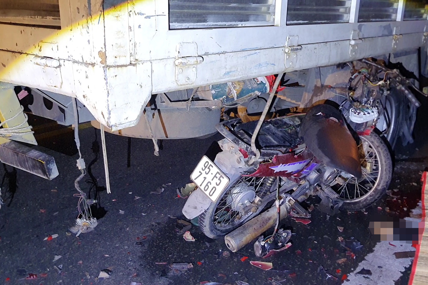 Tong vao duoi xe tai, nam thanh nien tu vong tren cau Rach Mieu hinh anh