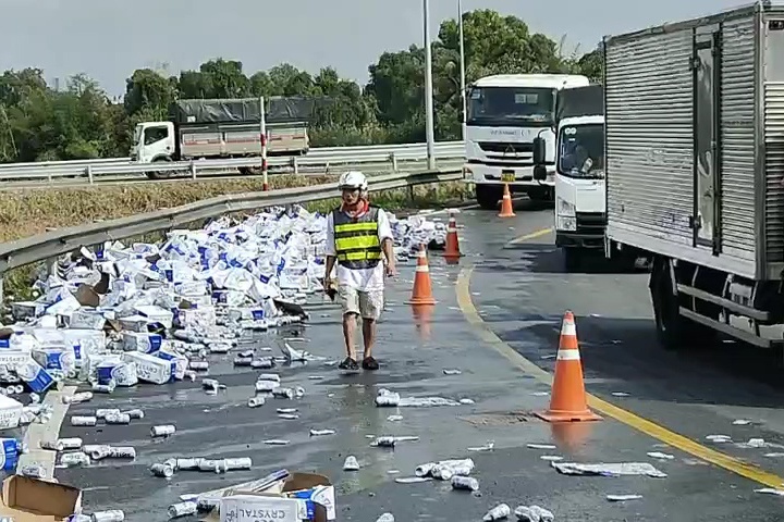 Hang tram thung bia do tren cao toc TP.HCM - Trung Luong hinh anh